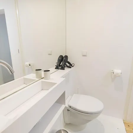 Santos 'n Minimal Floor Level Apartment *