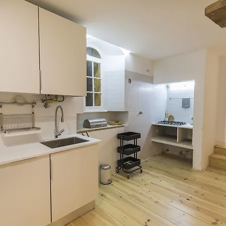 Santos 'n Minimal Floor Level Apartment Lisbon